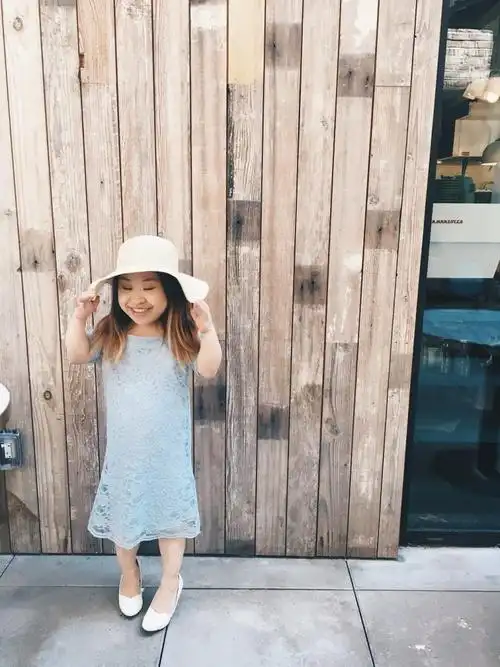 身高只有112公分,因为她4岁时就被诊断出有侏儒症,不过她和父母却没