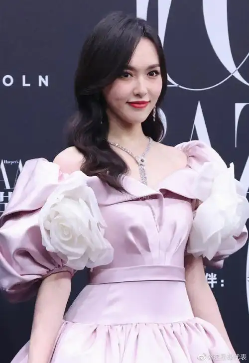 唐嫣露腿了#为啥红毯不是穿第二套礼服啊,明明姐穿这套更加高贵优雅