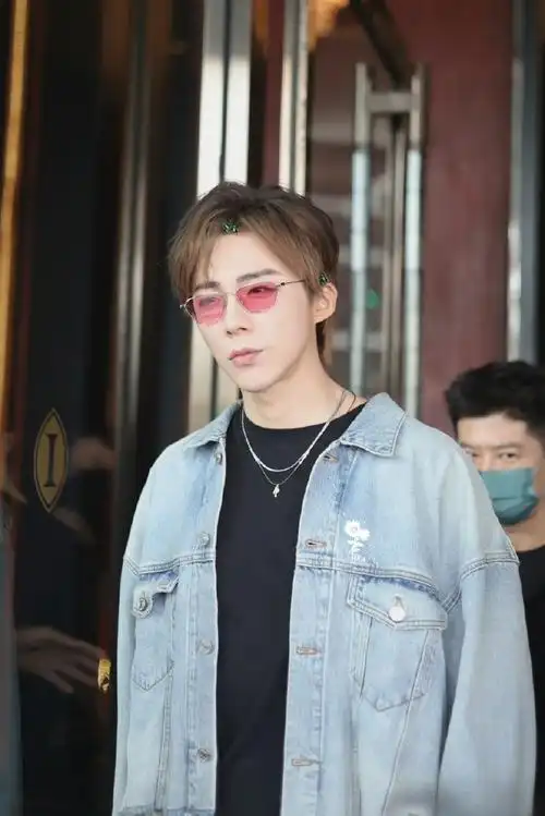 刘宇宁牛仔变装秀#98刘宇宁你好星期六变装视频,帅气的邪魅一笑这