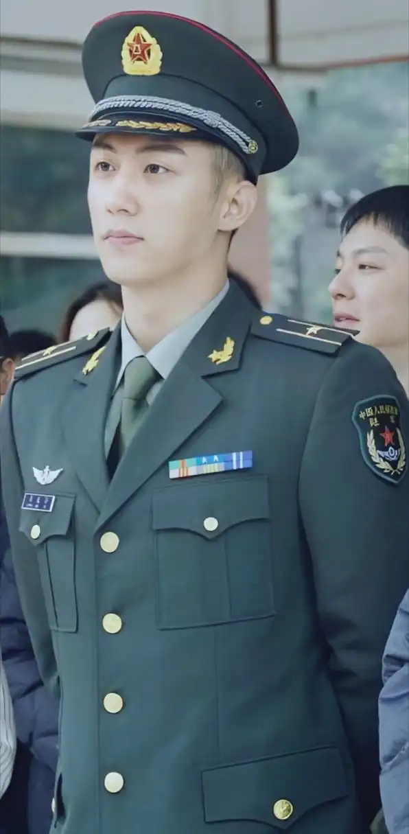 黄景瑜太适合军装了,帅呆了