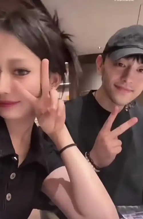 邓伦罕见摘下口罩露笑容,女生嘟嘴频频撒娇,两人举止亲密-大江头条