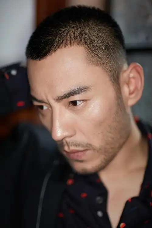 5 李光洁寸头新造型亮相 诠释雅痞硬汉新时尚