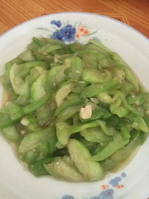 p>青椒炒丝瓜是一道美食,老少皆宜,制作简单,主要材料青椒,丝瓜. /p>