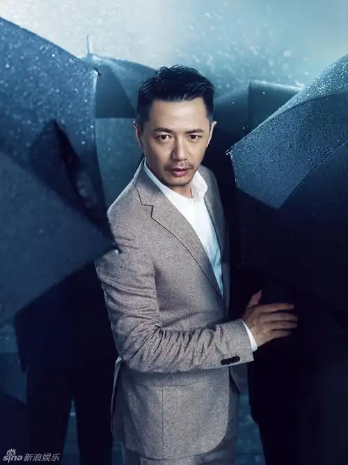 段奕宏率性雨中漫步 上演深秋西装诱惑