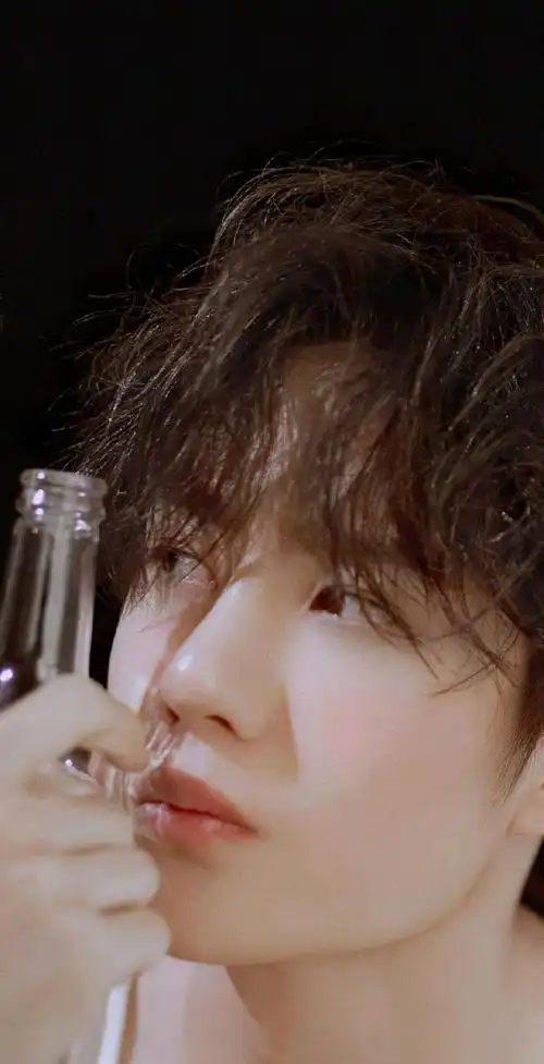 王一博湿发造型小合集!很有魅力!头发不是不吹干,这是个造型