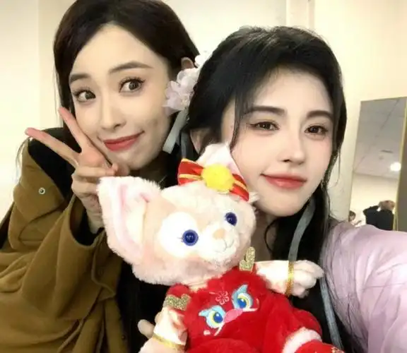 『#鞠婧祎#』92的亿些漂亮合照专栏 · 东拼西凑的合集