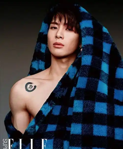 王嘉尔最新时尚大片,这就是在秀身材,鲨鱼线变"风景线"_健身_肌肉