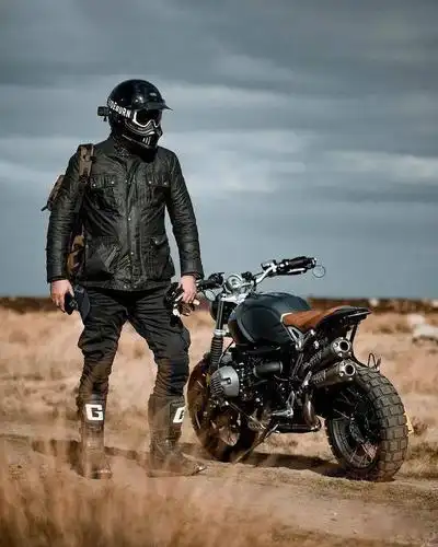 【机车型男】跨越乡村和山野 追逐梦想中的世界