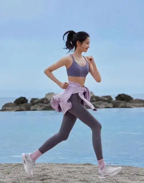 "国民闺女"关晓彤,一有空依然疯狂健身,真的太卷了