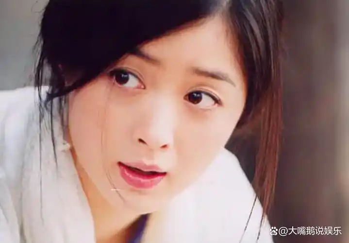 回顾蒋欣8岁拍戏16岁带着父母北漂28岁才成名