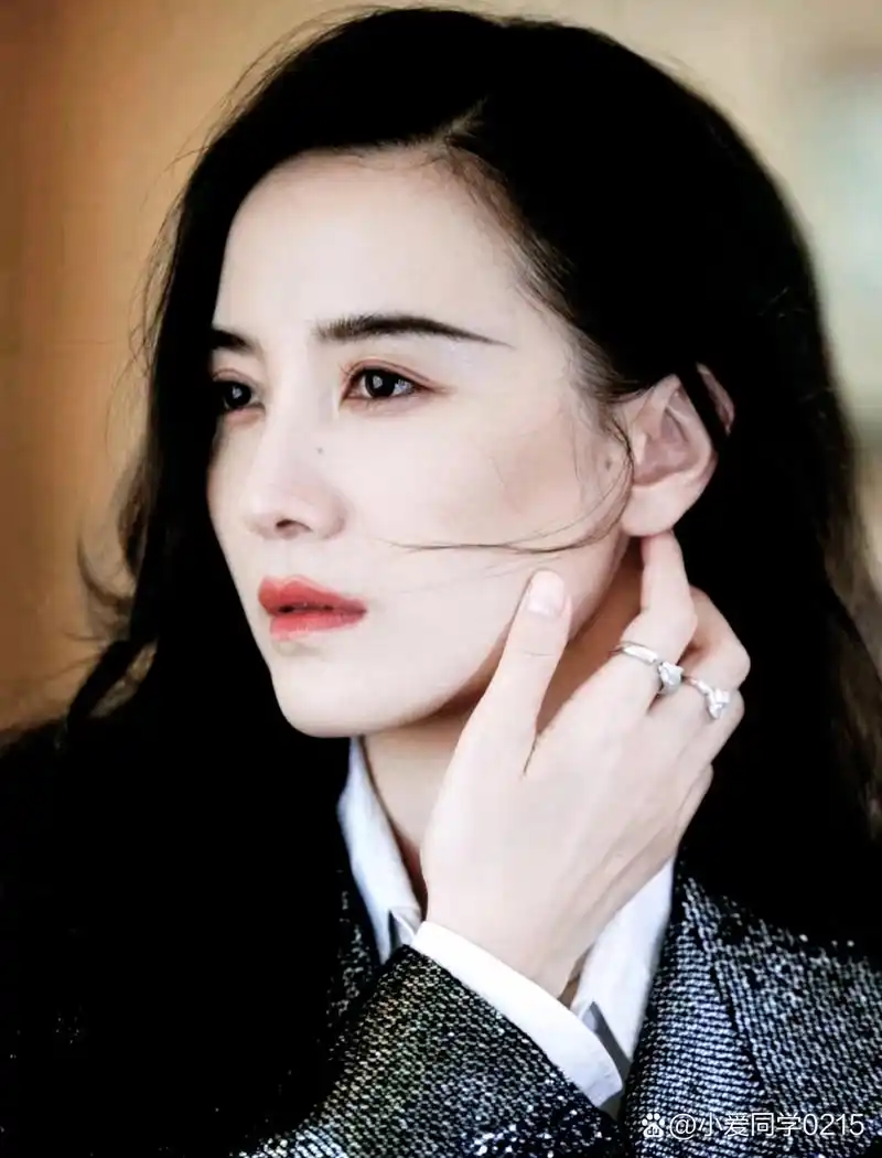 宋佳# 无论是从哪个角度欣赏,她的美都是无与伦比的,不仅气质优雅