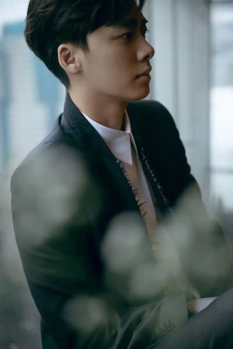 简介:李易峰渐变色西装帅气写真图片,分享一组李易峰图片给大家,图中