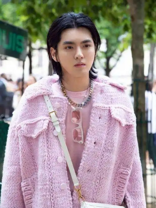 吴亦凡目前这个状态,很明显就是有了提前退圈的想法.