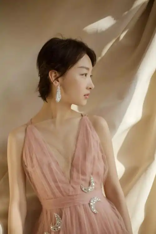 周冬雨胸小话少表情diao