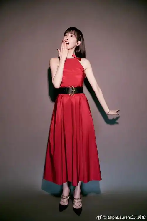 演员@宋茜身着polo ralph lauren节日系列连衣裙录制综艺节目@湖南