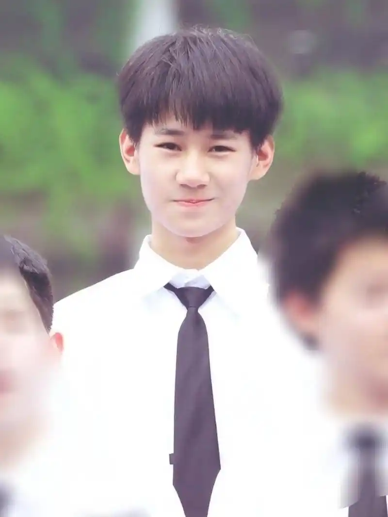 组图:少年感十足!时代少年团成员张真源素颜拍摄高中毕业照