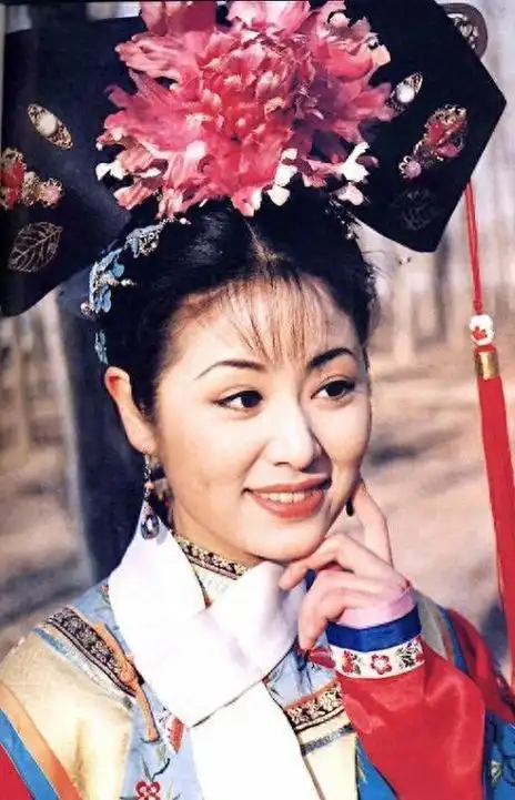 她因在《还珠格格》中扮演"紫薇"而走红.观众被她的外表和演技征服了.