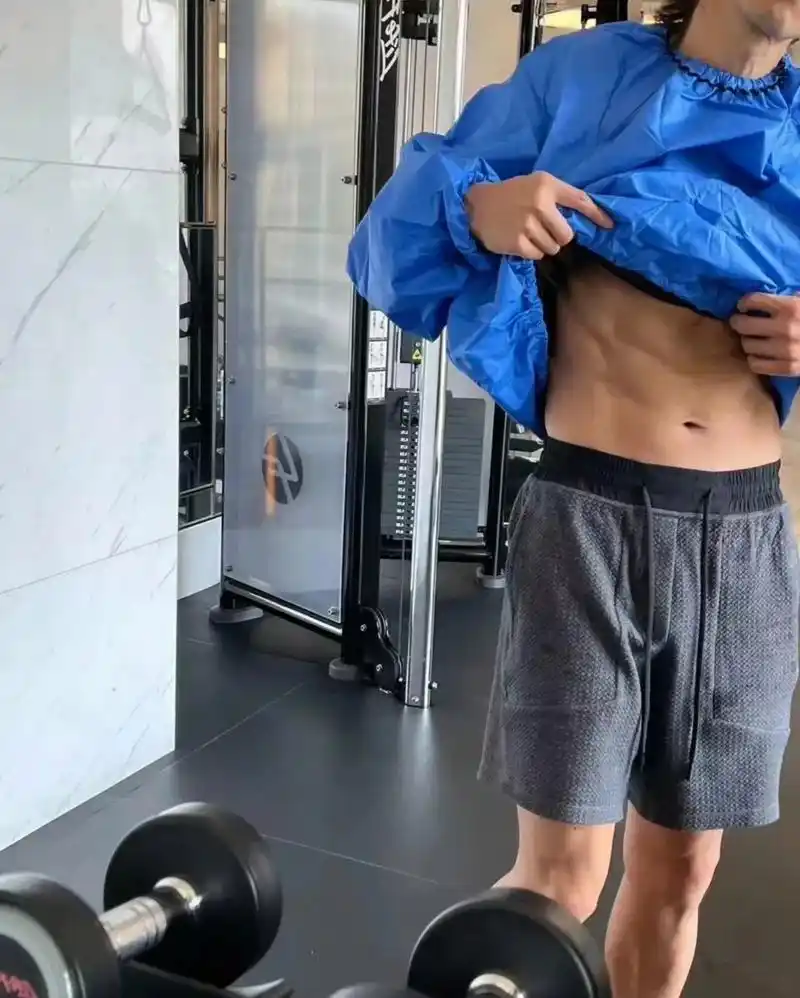 谢霆锋和美女吃美食,后来还展示腹肌!