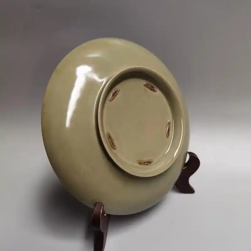 旧藏北宋,越窑秘色瓷龙纹盘,高3㎝,囗径19㎝