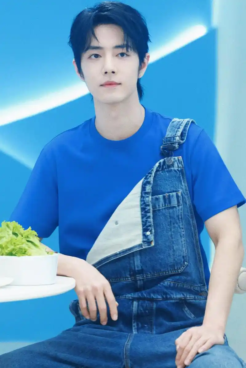 肖战终于又穿背带裤了, 肖战私服真好看,相中他的背带裤了.