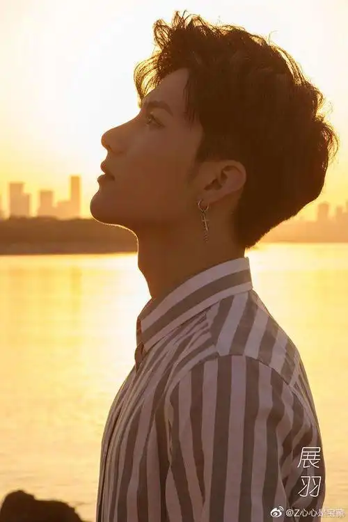 侧脸轮廓是相当经典的东亚帅哥的立体又柔和的线条