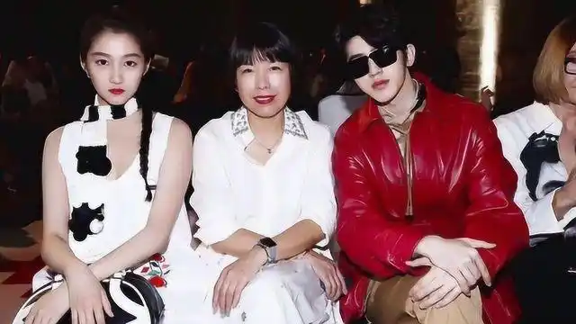 蔡徐坤红色皮衣亮相时装周看秀 ,与关晓彤同框