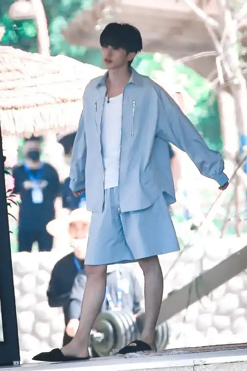 蔡徐坤奔跑吧居家风造型路透##蔡徐坤奔跑吧蓝色睡衣造型路透