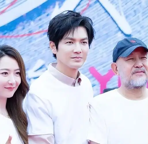 面部僵硬褶子横飞,依旧搭档小花演偶像剧,"钟汉良"们该醒醒了-腾讯