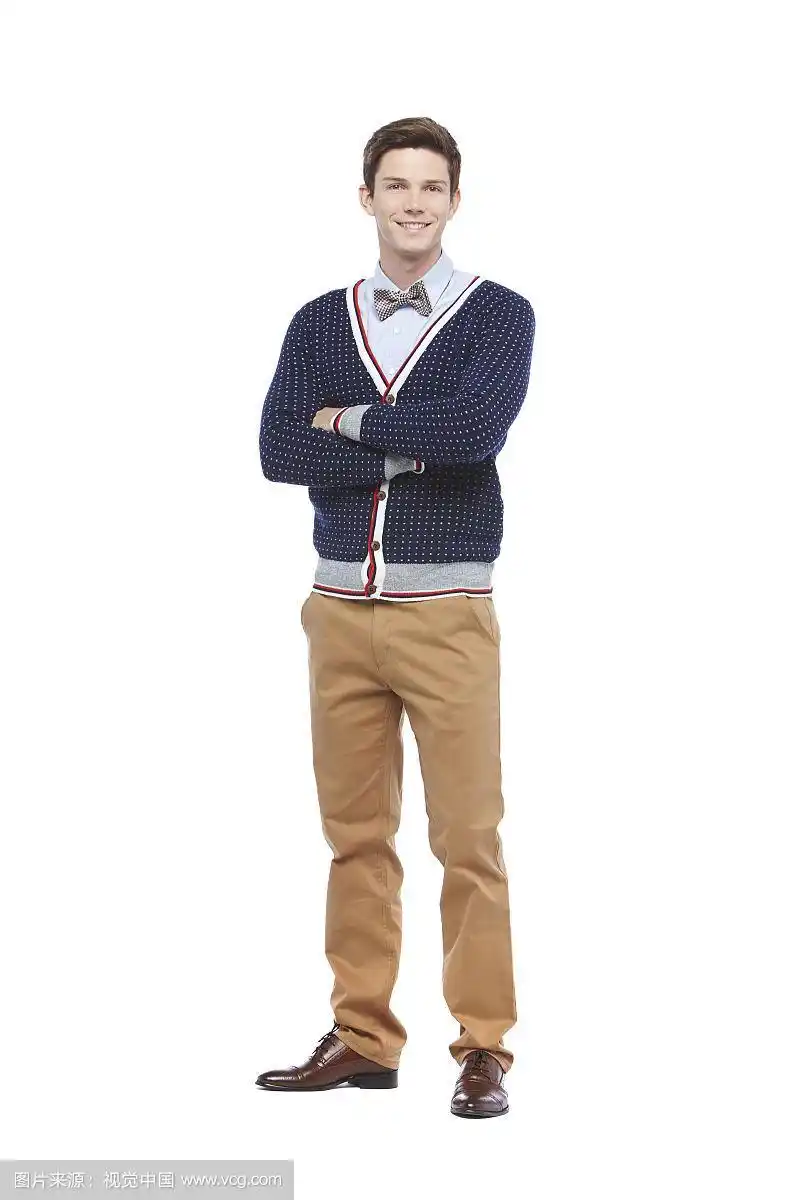 穿着休闲装的男人用姿势站立的摄影