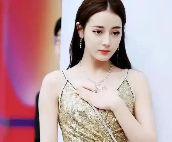 迪丽热巴"走哪捂哪"太做作?