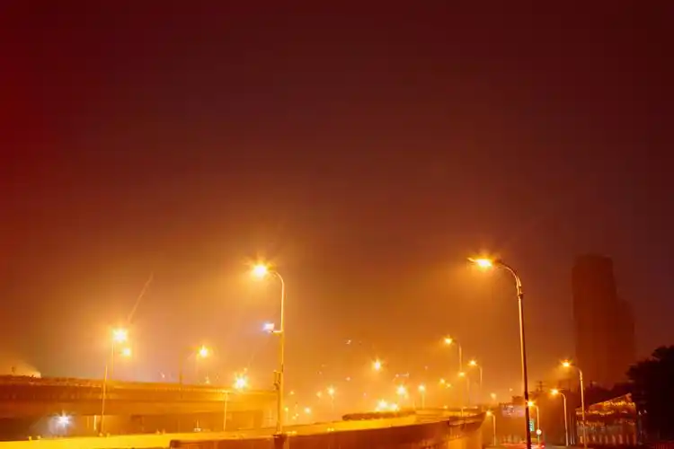 城市夜晚的路灯灯光