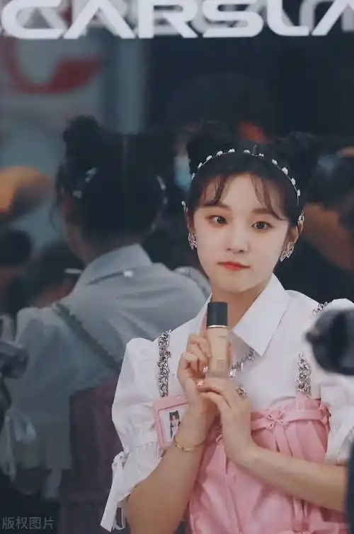 2021年10月7日,广州,宋雨琦现身某活动.