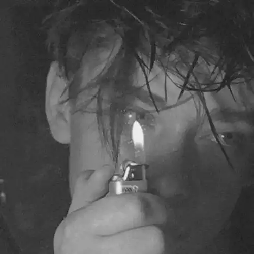 黑白男头 把自己伤得那么痛彻何必呢-黑白头像