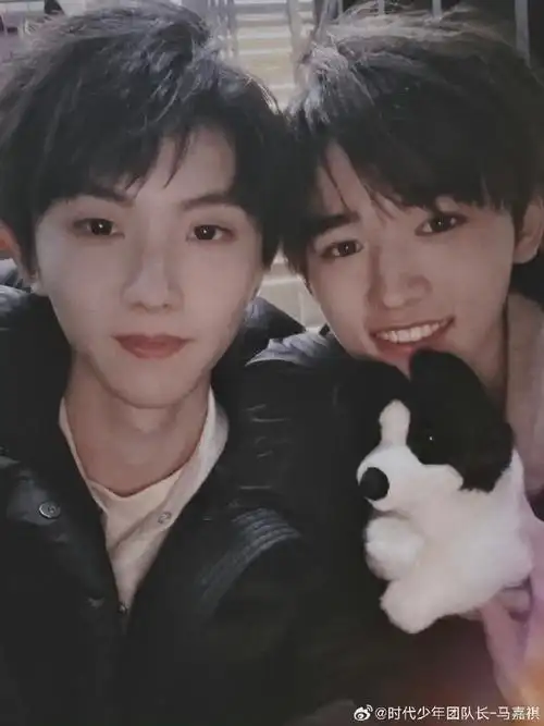 马嘉祺发合照为宋亚轩庆生