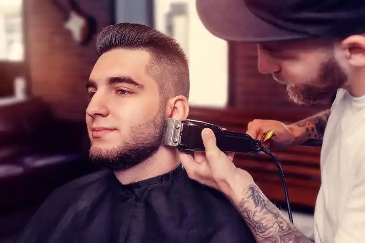 正在发型设计的理发师