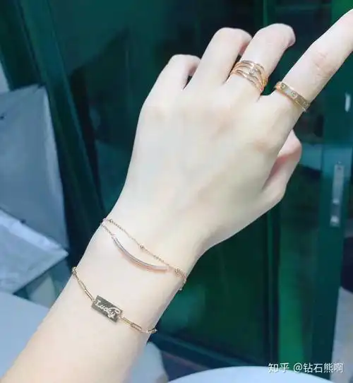 关于女人手上戴什么首饰好的配图及描述