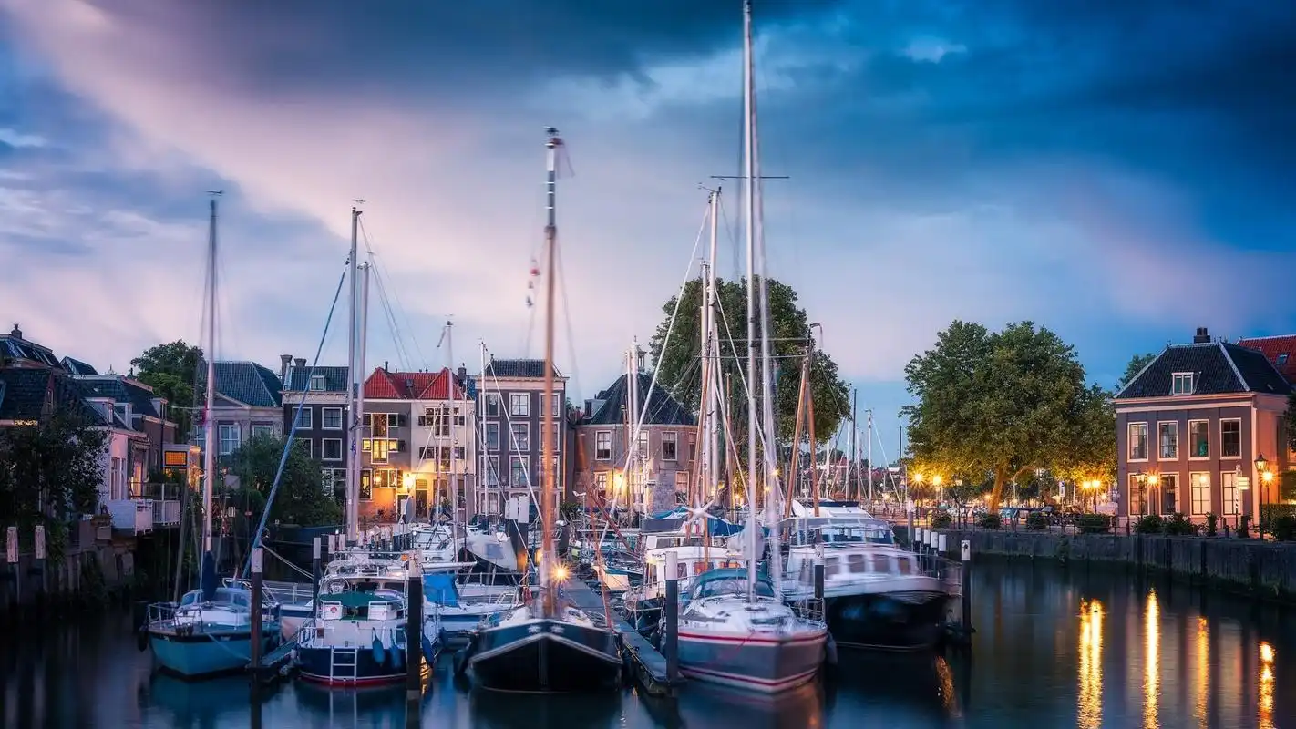 游艇城市风景图片高清桌面壁纸