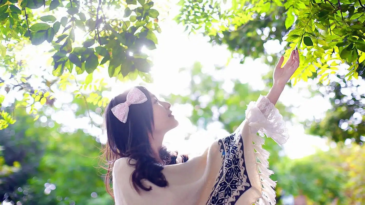 伸手触摸阳光的清新养眼清纯小美女图片桌面壁纸