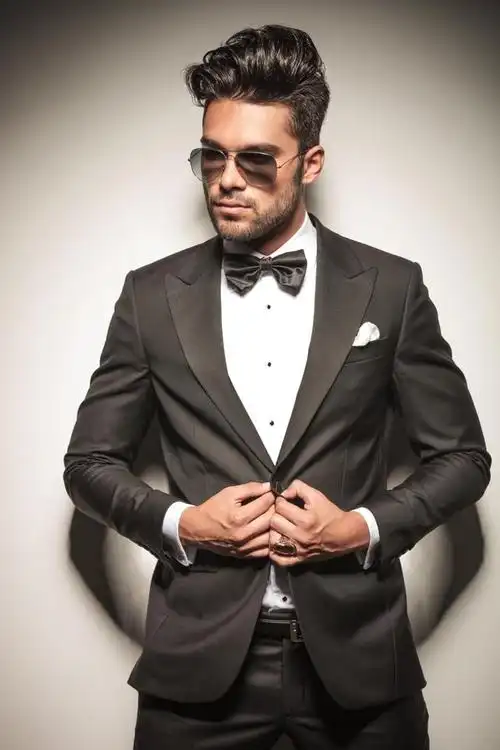 西装作为男士正装的重要组成部分,其扣子扣法也是着装礼仪中不可忽视