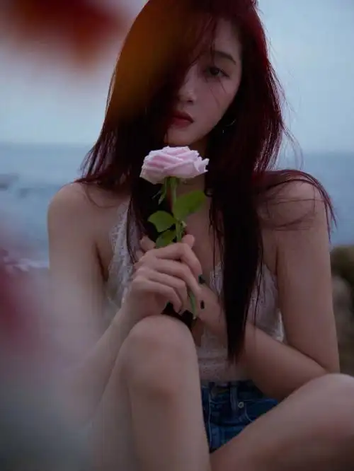 银本康关晓彤镂空深v生日写真