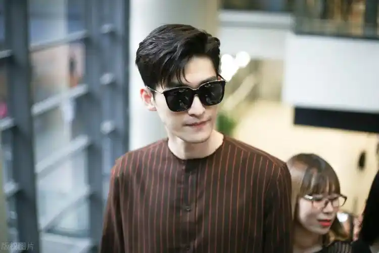 张翰的眼睛(张翰还是戴眼镜的时候比较帅) - 龙腾网