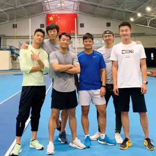 郑恺拜访田径队身材肌肉不输苏炳添合影却暴露了实际身高