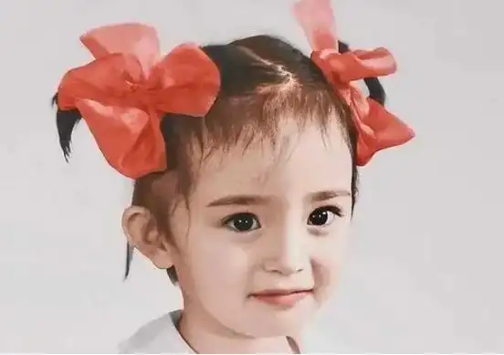 杨幂女儿小糯米近照曝光,网友:这也太像了,难怪杨幂不敢公开