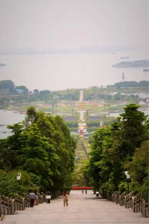 广东名胜风景区一番禺莲花山