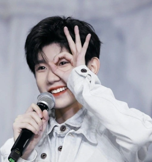 王源因为自己淋过雨,所以想给别人撑伞的那种温柔周深妹妹一笑,烦恼