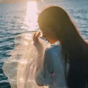 女生背影海边阳光头像唯美图片带字