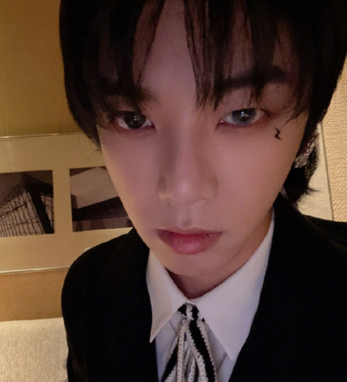 原创华晨宇被曝植发整容十年容貌变化对比锥子脸五官越来越精致