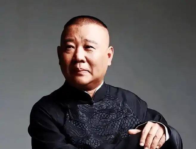 郭德纲就在他一筹莫展之际导演张扬未找到面相凶恶还能自带笑点的艺人