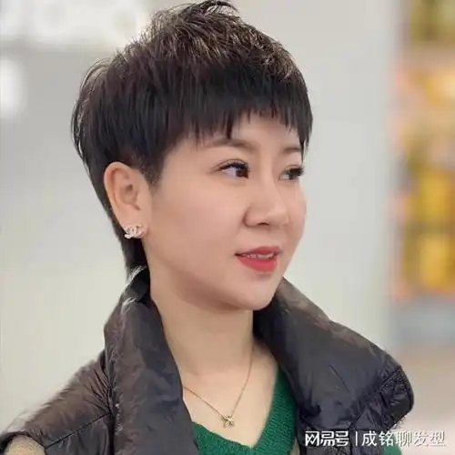 入驻>对于四五十岁的女士来说,如果厌倦了留长发,不如换一款露耳短发
