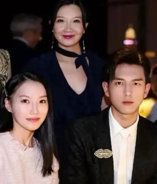 有种"安全距离"叫李现合影,和谁都保持距离,唯有她像粘在一起_关系